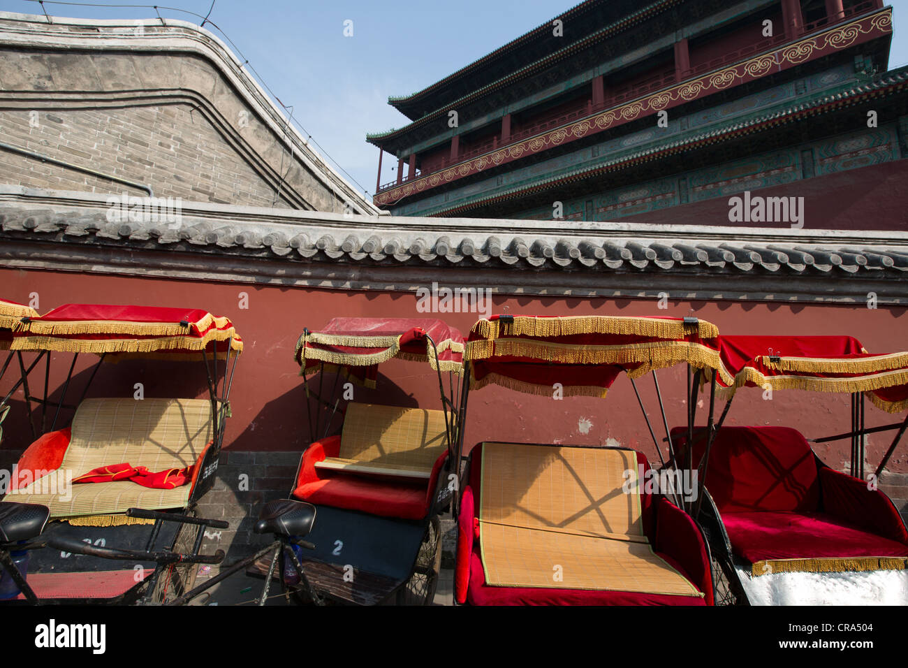 Fahrräder und Rikschas außerhalb der Trommelturm in Peking, China Stockfoto