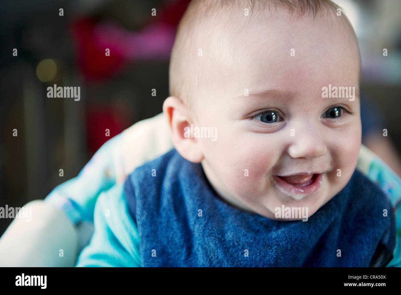 Nahaufnahme eines Babys lächelndes Gesicht Stockfoto