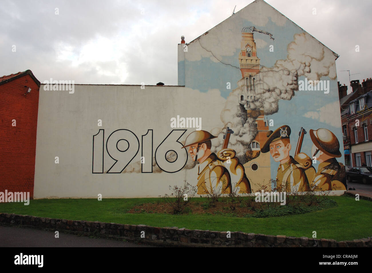 Wandbild auf ein Haus in Albert Darstellung einer Szenenverlaufs aus der Schlacht an der Somme 1916. Die wahre Kirche ist am Ende der Straße. Stockfoto