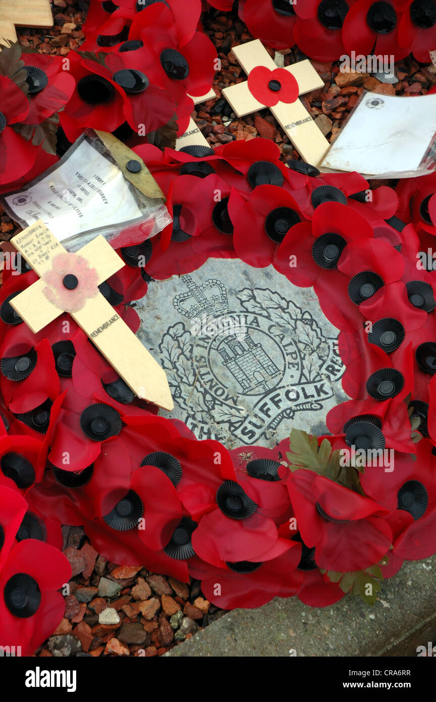 Suffolk Regiment Mohn Kranz unterhalb der Gedenkstätte Kreuz am Rand des Lochnagar Crater, La Boisselle, Frankreich Stockfoto