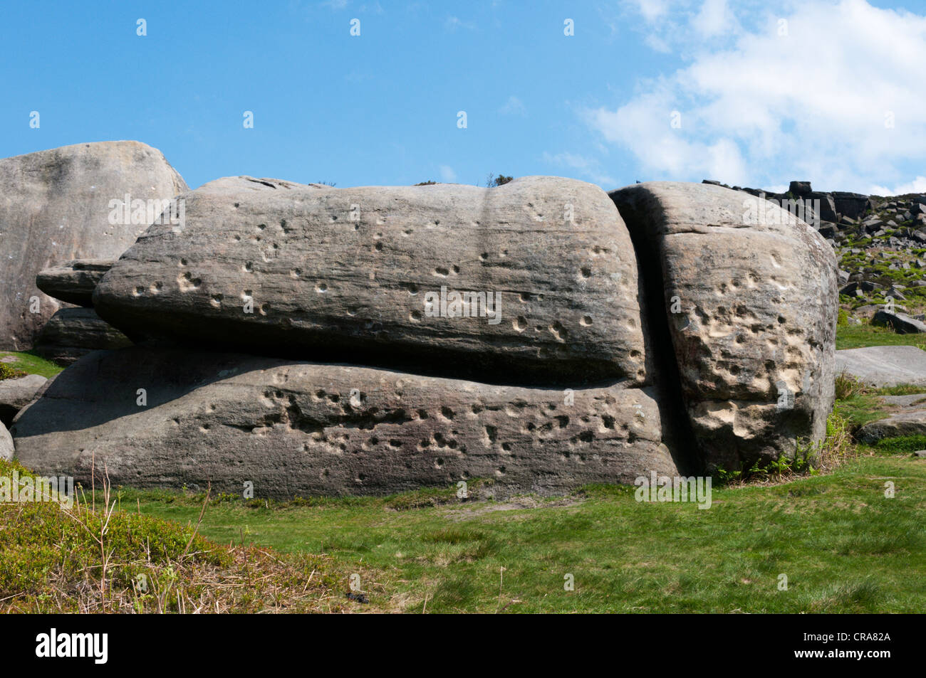 Diese Markierungen in einem Felsblock bei Burbage Rocks, im englischen Peak District, sind Einschusslöcher aus Armee Übungen im zweiten Weltkrieg. Stockfoto