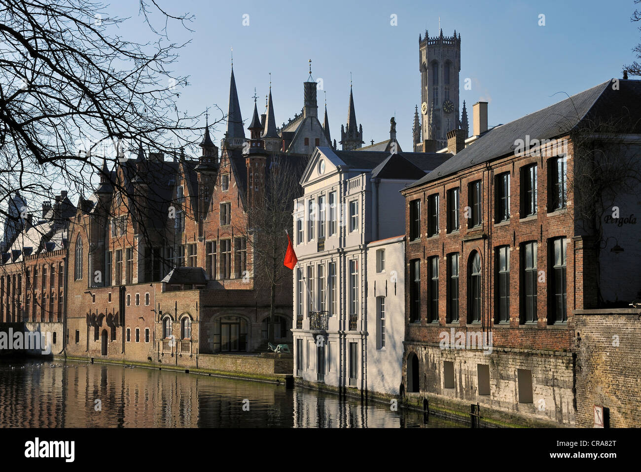 Blick auf die alten Häuser entlang der Grachten von Brügge, Flandern, Belgien, Europa Stockfoto