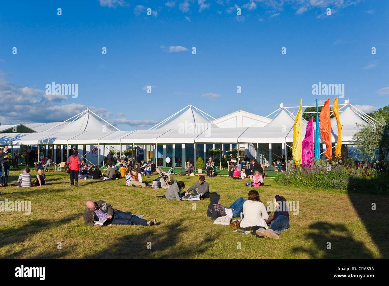 Besucher genießen die Sonne auf dem Rasen an der Telegraph Hay Festival 2012, Hay-on-Wye, Powys, Wales, UK Stockfoto