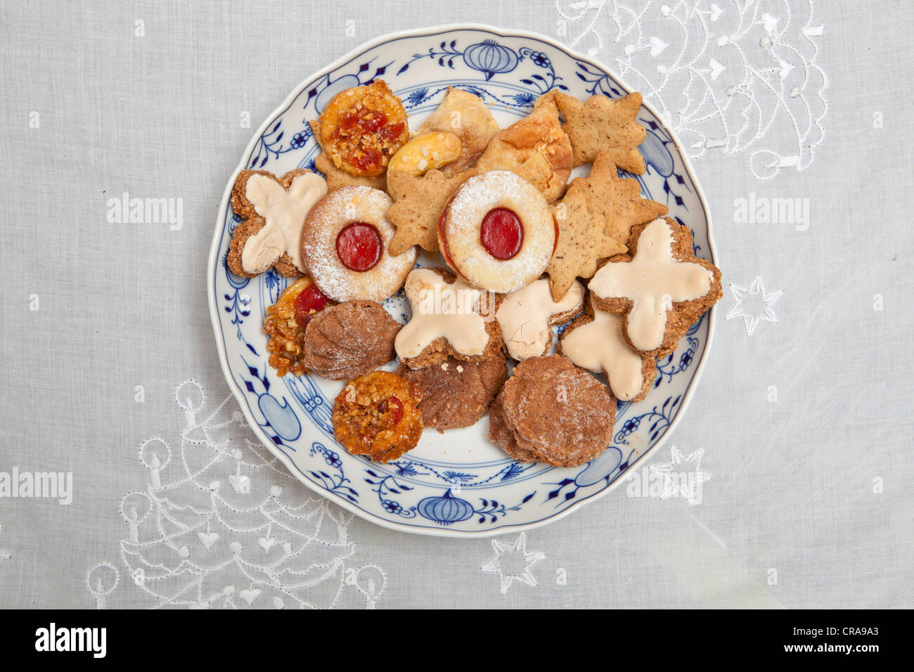 Weihnachtsteller mit Weihnachtsgebäck, Marmelade Keksen, Butter S, Florentine, Bear Paw Kekse Stockfoto