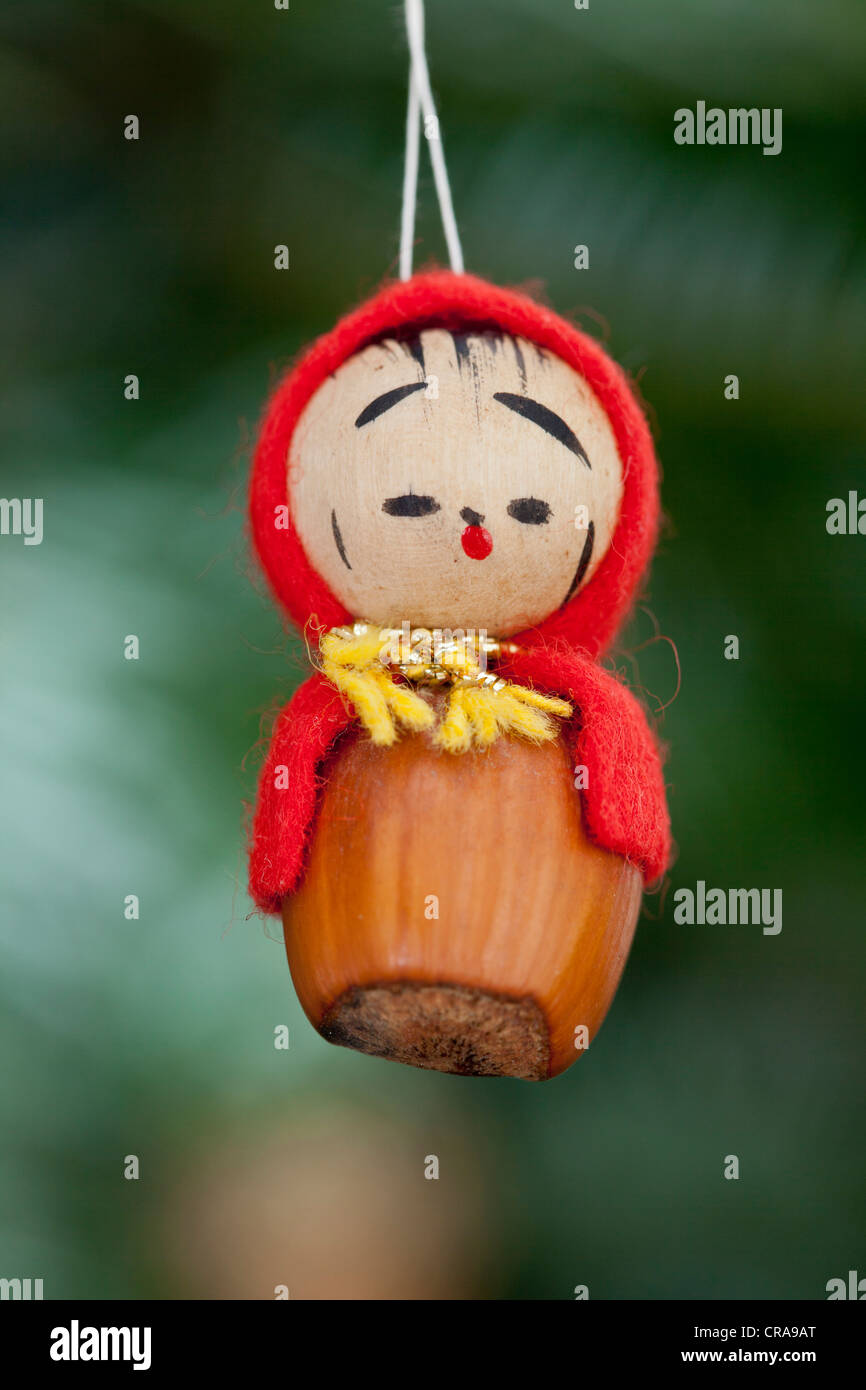Christmas Tree Ornament, Elf, hergestellt aus einer Haselnuss Stockfoto
