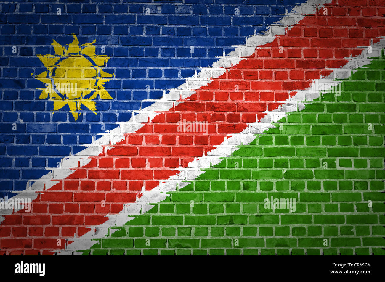 Ein Bild von der Fahne Namibia auf eine Mauer in innerstädtischer Lage gemalt Stockfoto