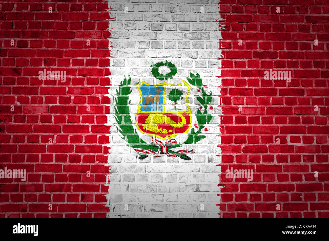 Ein Bild von der Peru-Fahne gemalt auf eine Mauer in innerstädtischer Lage Stockfoto