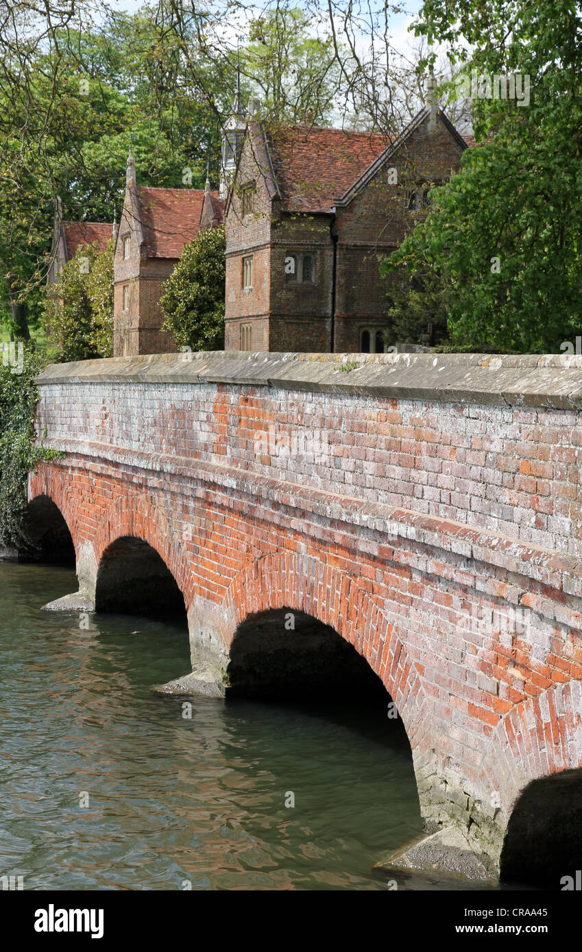 Jakobinischen Brücke über ornamentale See Jacobean Stallgebäude im Hintergrund Stockfoto
