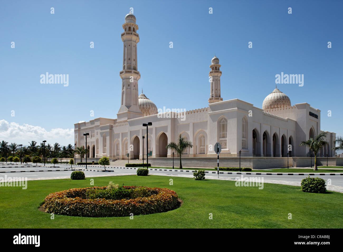 Sultan-Qabus-Moschee mit Blumenbeet an Front, Salalah, Dhofar, Sultanat Oman, Golfstaat, Arabische Halbinsel, Naher Osten Stockfoto