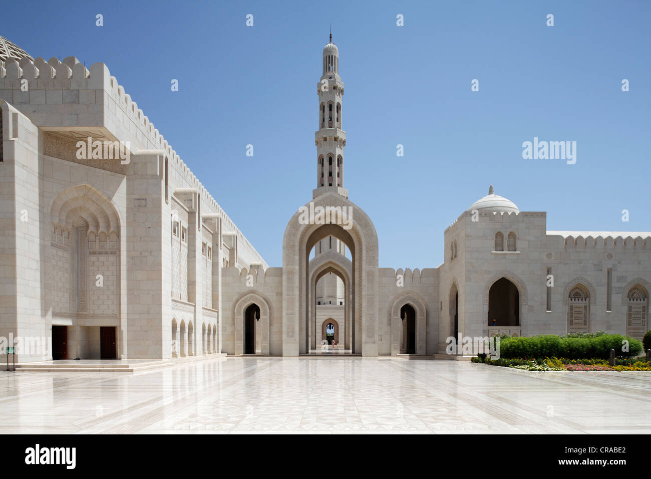 Quadrat mit Spitzbogen, Tor, Minarett, Sultan Qaboos Grand Mosque, Hauptstadt Muscat, Sultanat Oman, Golf-Staaten Stockfoto