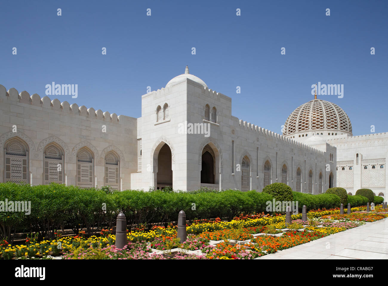 Sultan Qaboos Grand Mosque und Blume Bett, Vorplatz, Hauptstadt Muscat, Sultanat von Oman, Golfstaaten, Arabische Halbinsel Stockfoto
