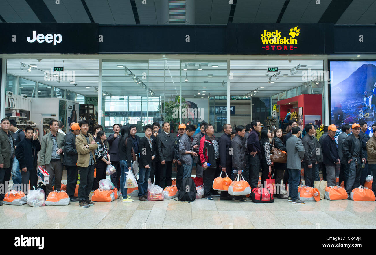 Passagiere, die Schlange in neue moderne Beijing South Railway Station in China Stockfoto