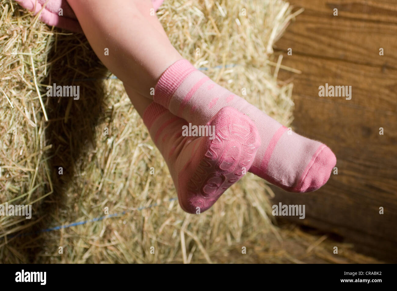 Mädchen, Detail, Socken, im Stall Stockfoto