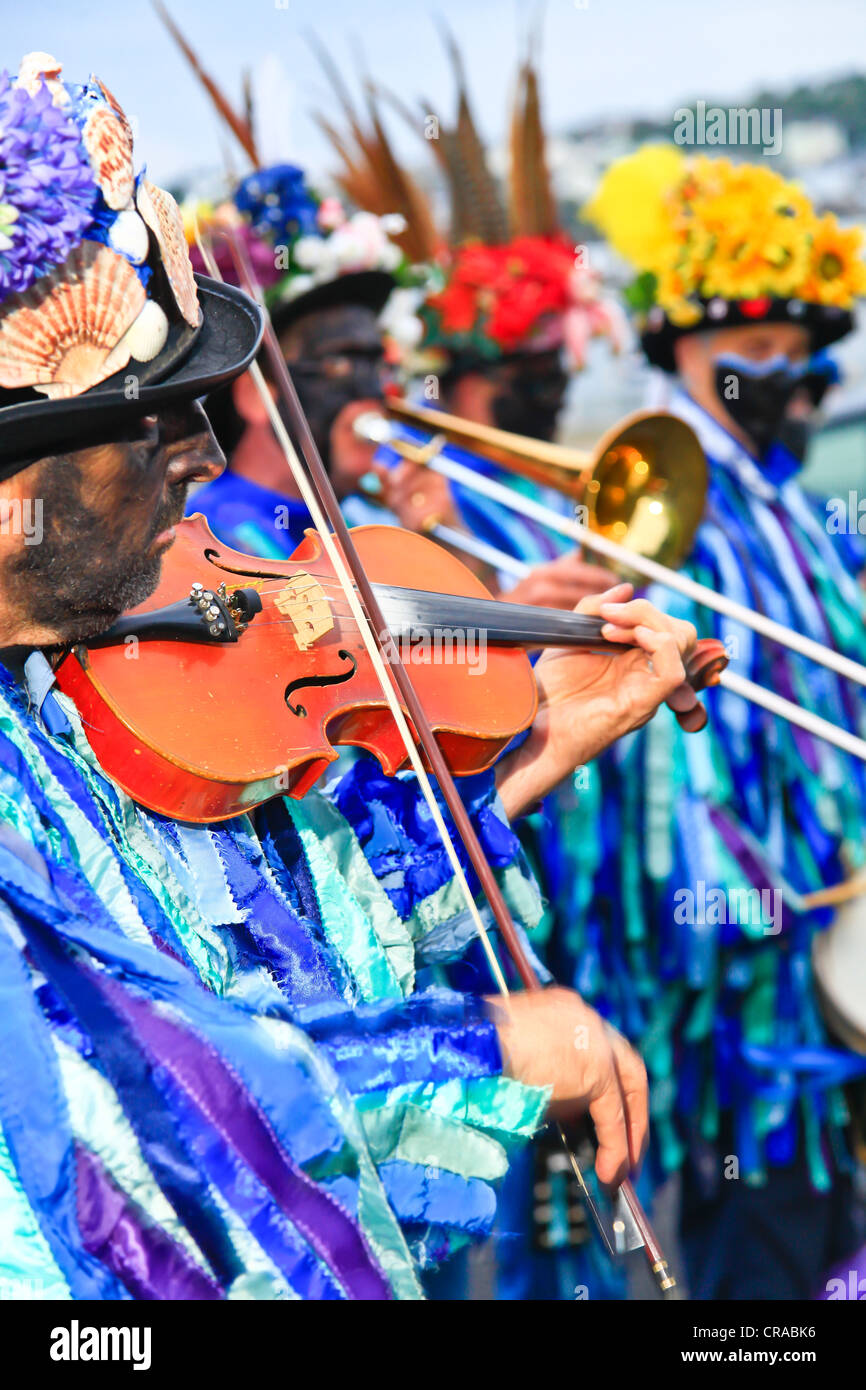 Bunt gekleidet Moriskentänzer auf eine englische Sommerfest Stockfoto