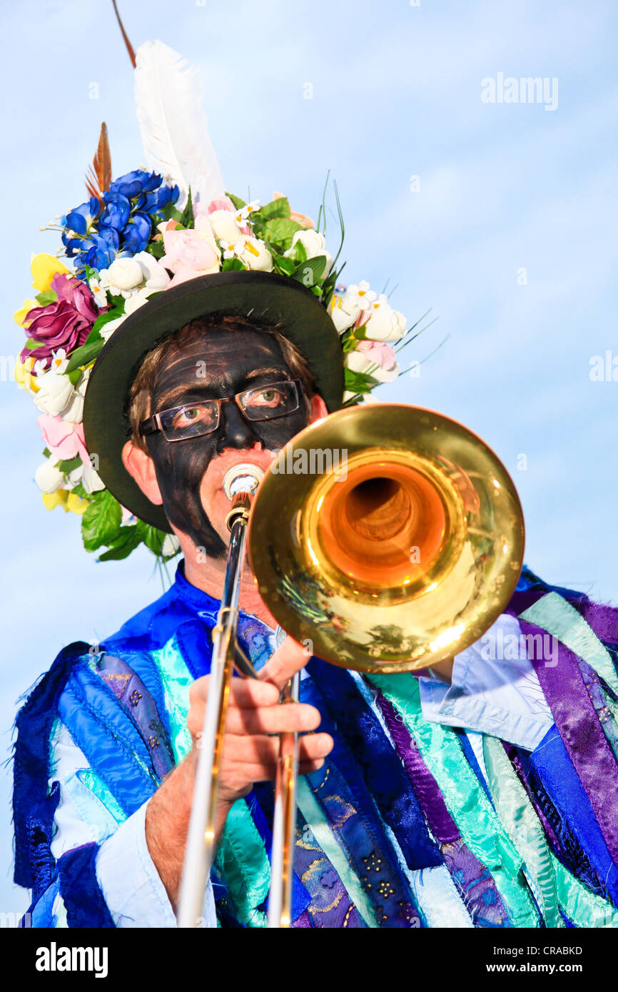Bunt gekleidet Moriskentänzer auf eine englische Sommerfest Stockfoto