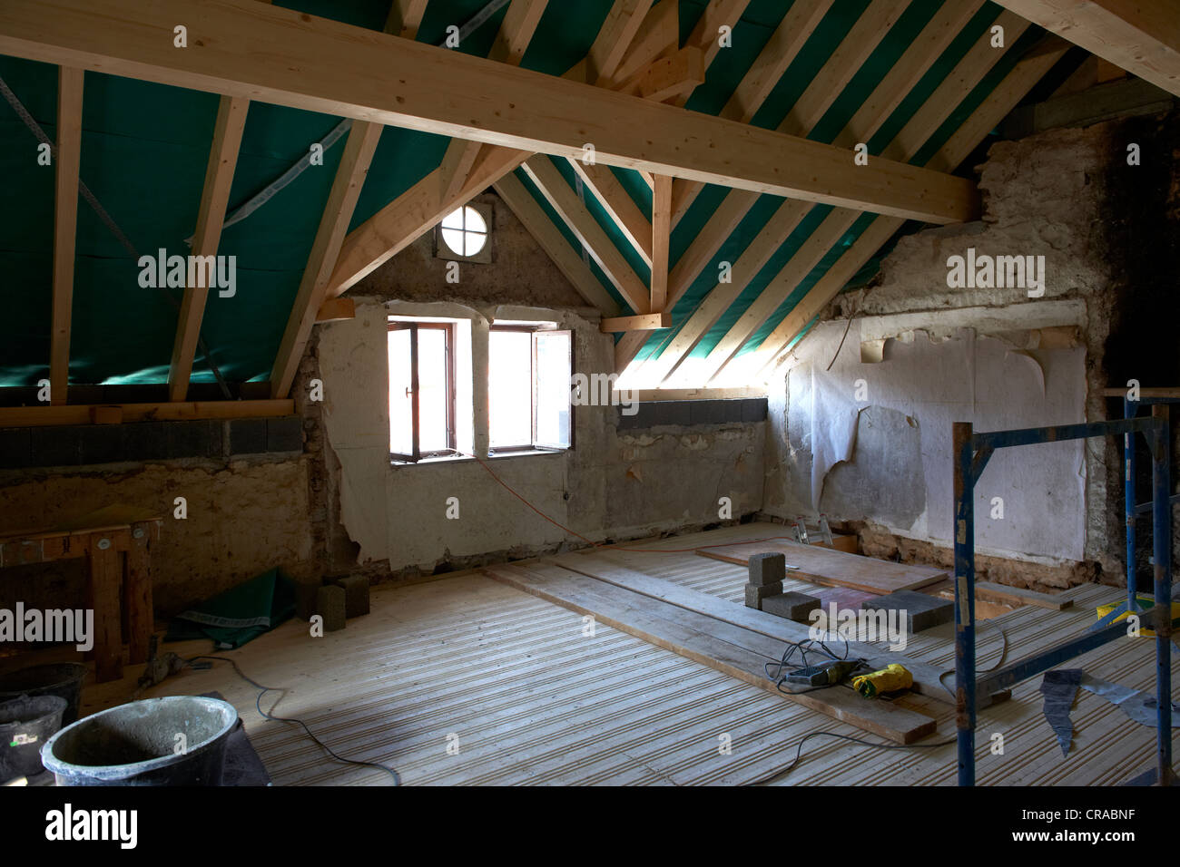 Altes Bauernhaus mit einer neuen Dachkonstruktion Stockfoto