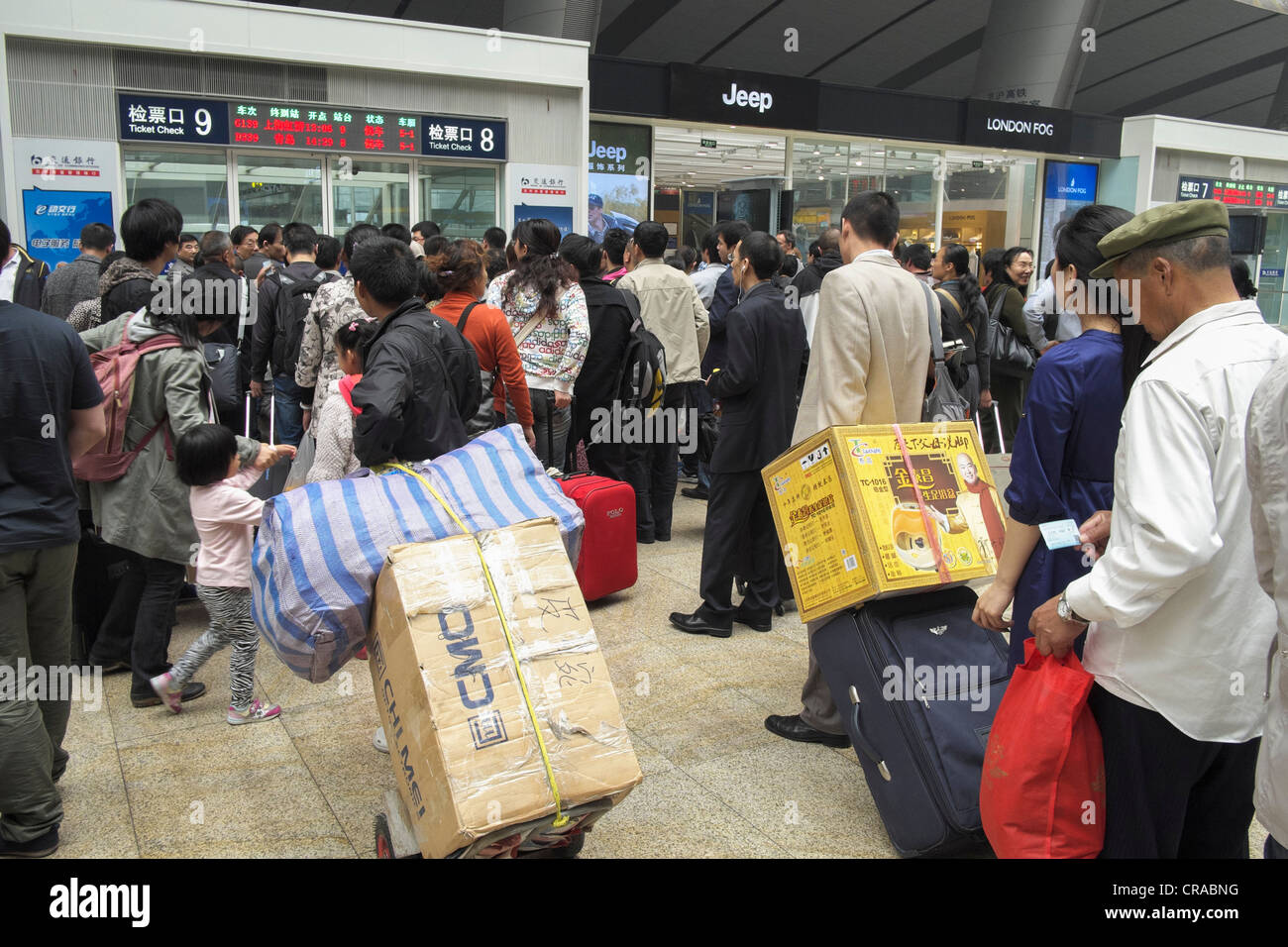 Passagiere, die Schlange im neuen modernen Beijing South Railway Station in China Stockfoto