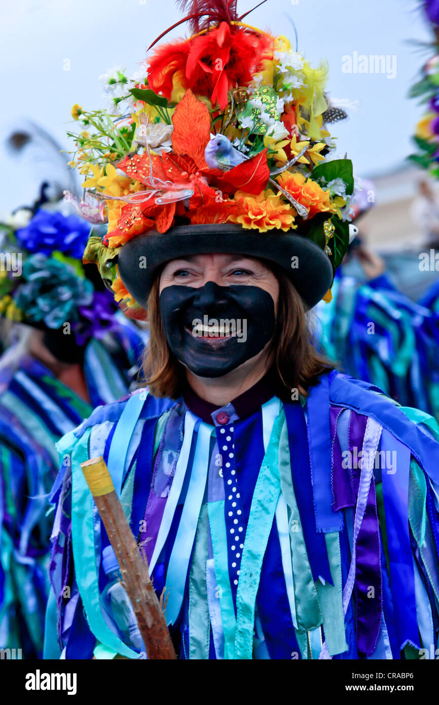 Bunt gekleidet Moriskentänzer auf eine englische Sommerfest Stockfoto