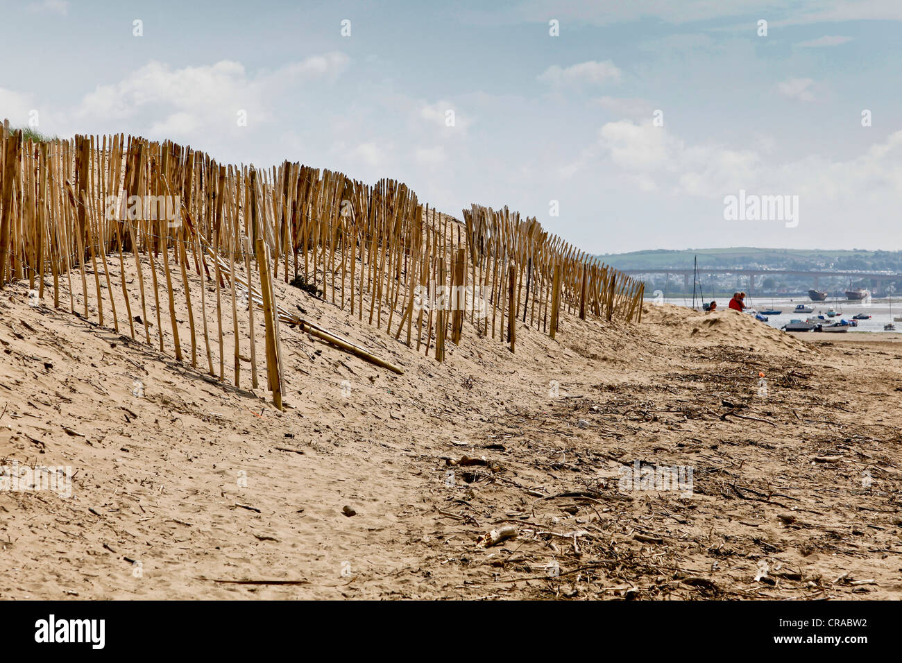 hölzerne Geländer zur Erosion der Sanddünen am Strand zu verhindern Stockfoto
