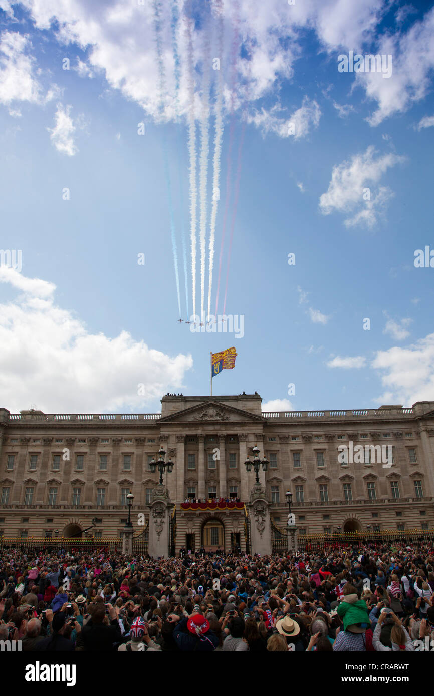Die Red Arrows Display Team fliegen vorbei an Buckingham Palast mit der königlichen Familie auf dem Balkon bei Trooping die Farben Stockfoto
