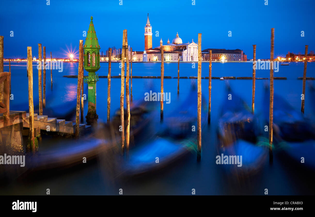 Insel San Giorgio Maggiore, mit Gondeln im Vordergrund, Dämmerung, Venedig, Italien, Europa Stockfoto