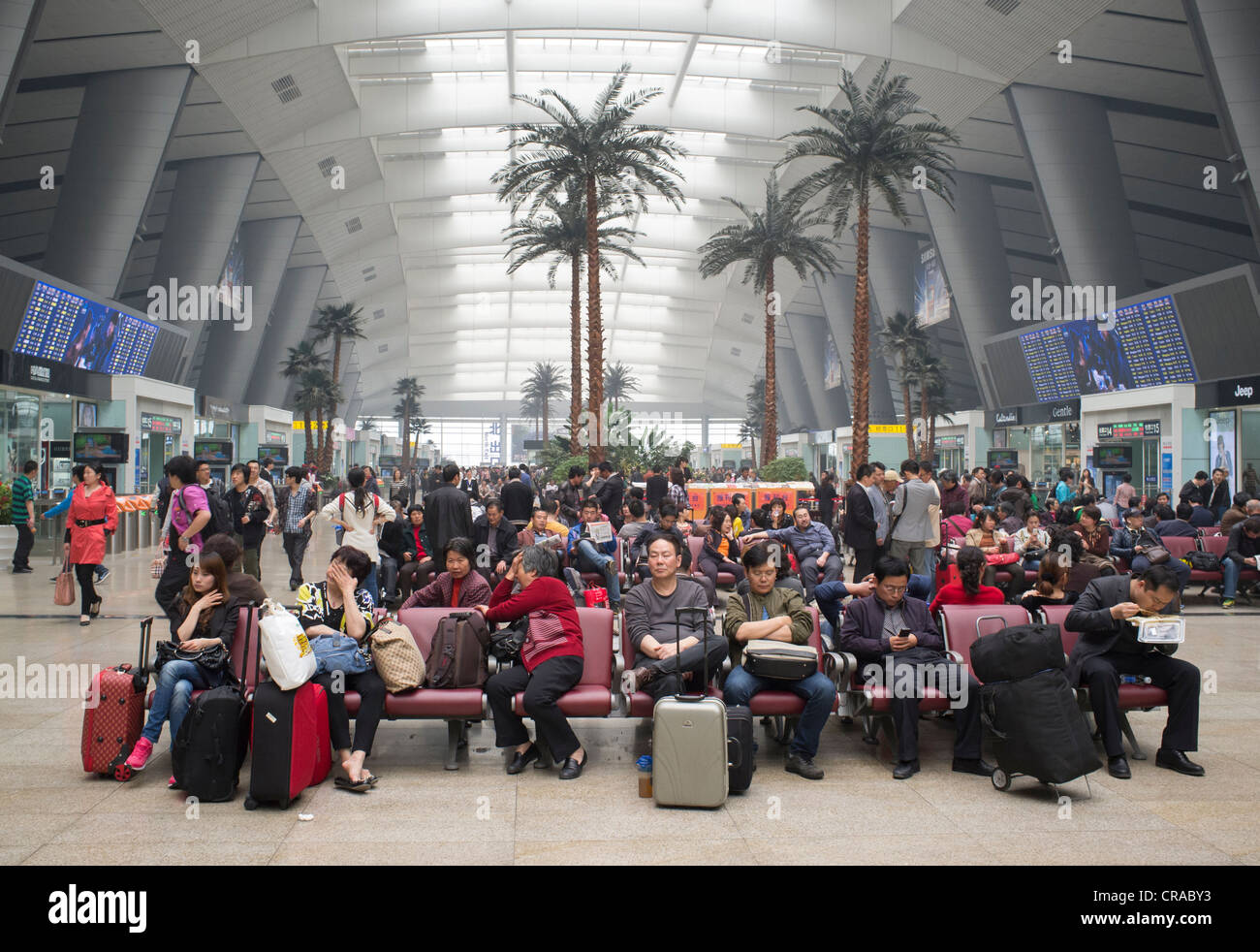 Passagiere warten in neue moderne Beijing South Railway Station in China Stockfoto