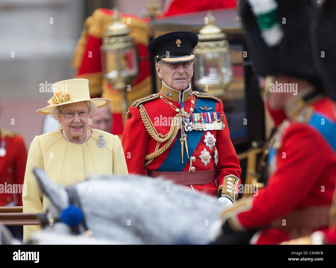 Die britische Königin Elizabeth II besucht die Trooping der Farben-Zeremonie anlässlich der offiziellen Geburtstag im Buckingham Palace. Stockfoto