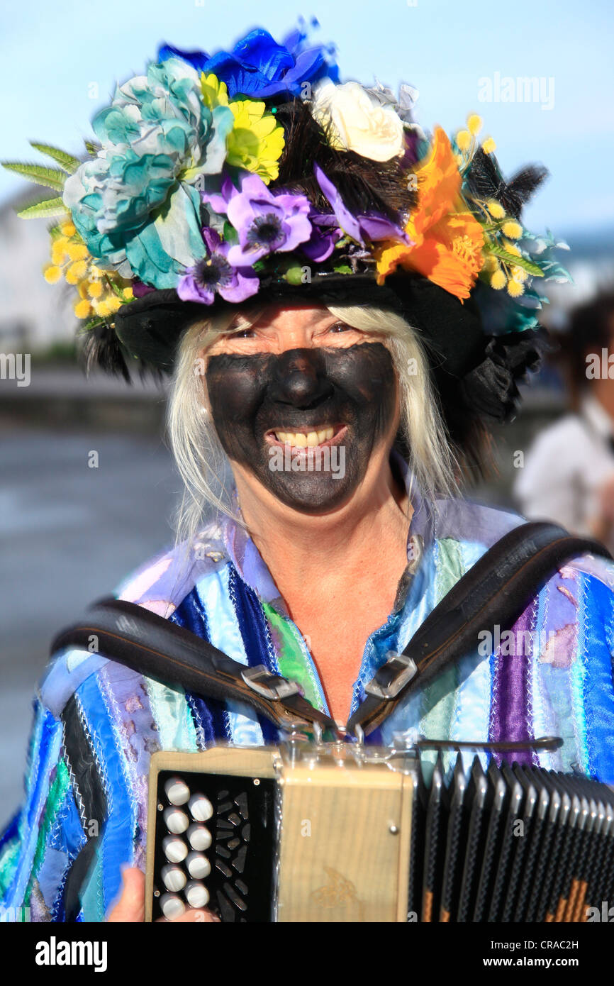 Bunt gekleidet Moriskentänzer auf eine englische Sommerfest Stockfoto