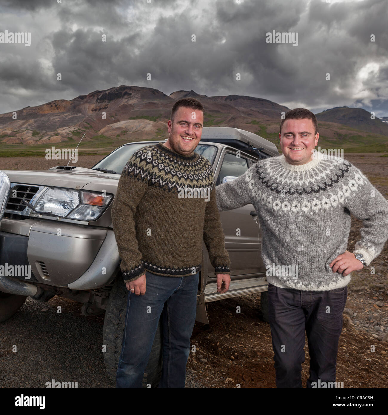Zwillinge, handgemachte Wollpullover tragen. Traditionelle isländische Muster. Island Stockfoto
