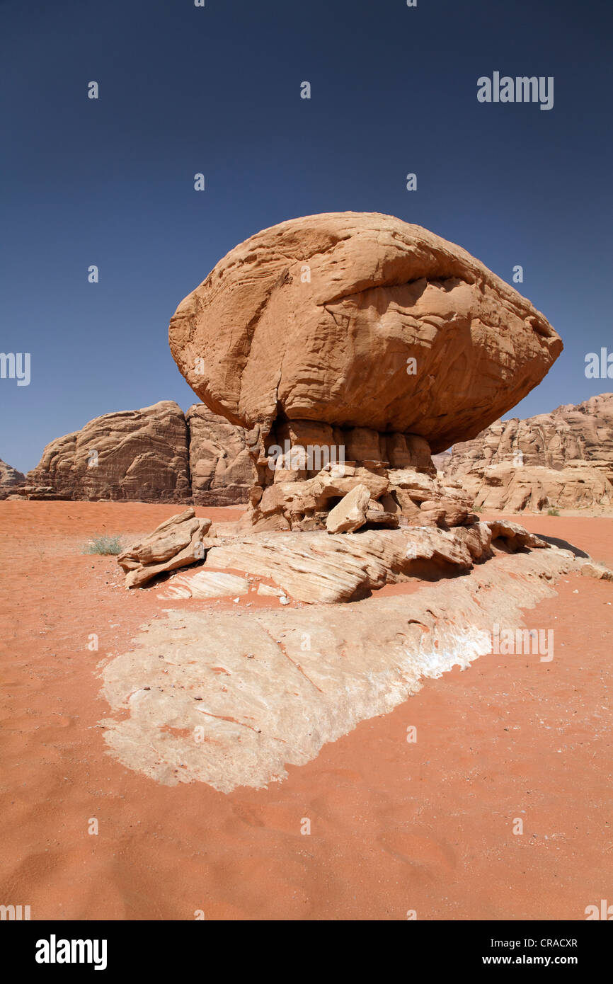 Pilzförmige Felsformation, roter Sand, Wüste, Ebenen, Wadi Rum, Haschemitischen Königreich Jordanien, Naher Osten, Asien Stockfoto