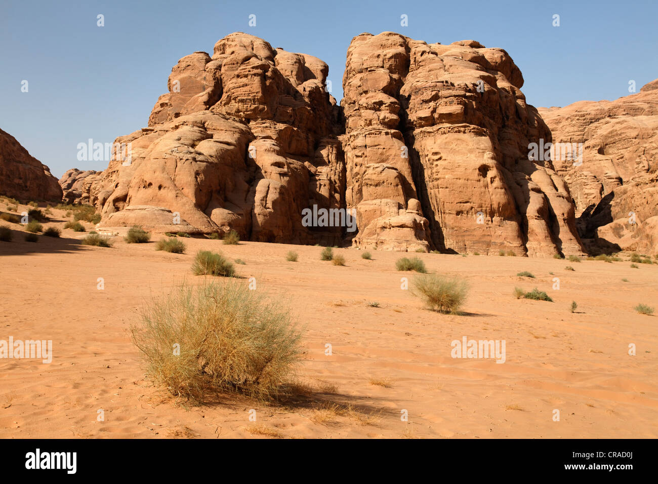 Weite Ebenen, Berge und Wüste, Wadi Rum, Haschemitischen Königreich Jordanien, Naher Osten, Asien Stockfoto
