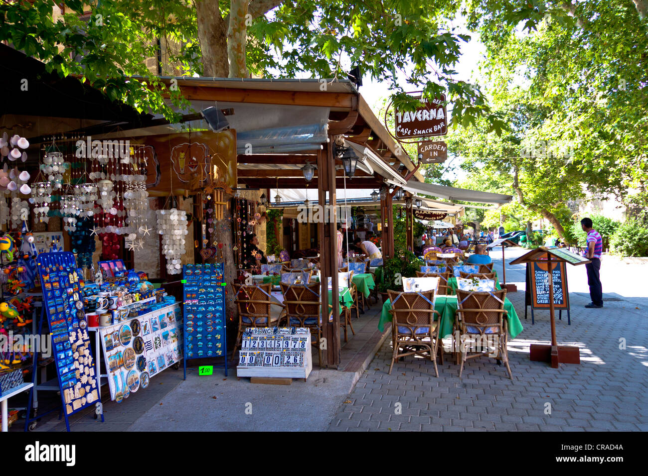 Souvenir Geschäfte und Tavernen, Odos Orfeas Altstadt der Stadt Rhodos, Rhodos, Griechenland, Europa Stockfoto