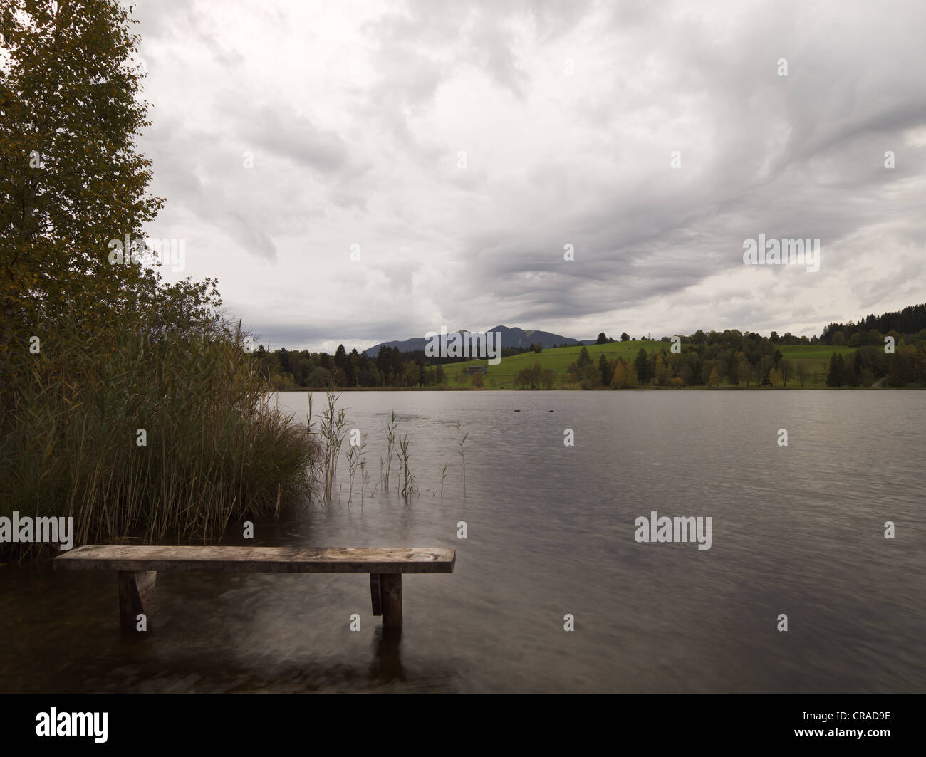 Bewölkter Himmel über dem See Soier sehen, Bad Bayersoien, Bayern, Deutschland, Europa Stockfoto