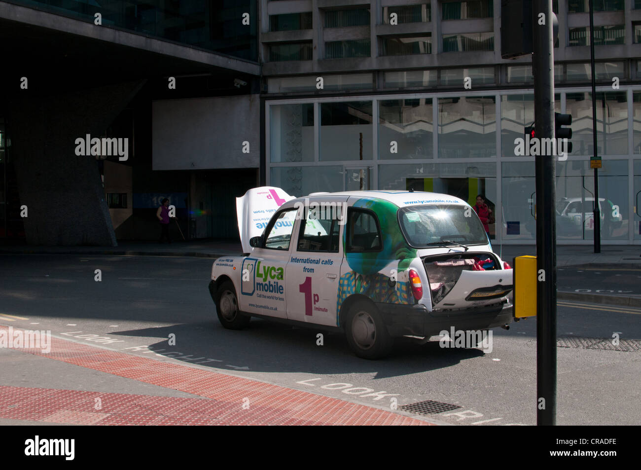 London Taxi, UK aufgeschlüsselt. Stockfoto