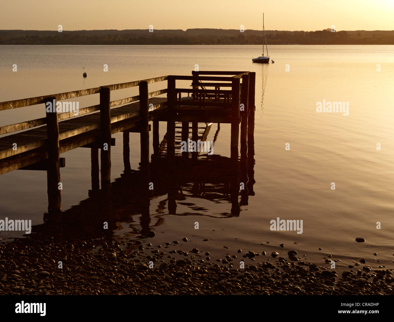 Sonnenuntergang am Ammersee-See, Steg, in der Nähe von Breitbrunn, Bayern, Deutschland, Europa Stockfoto