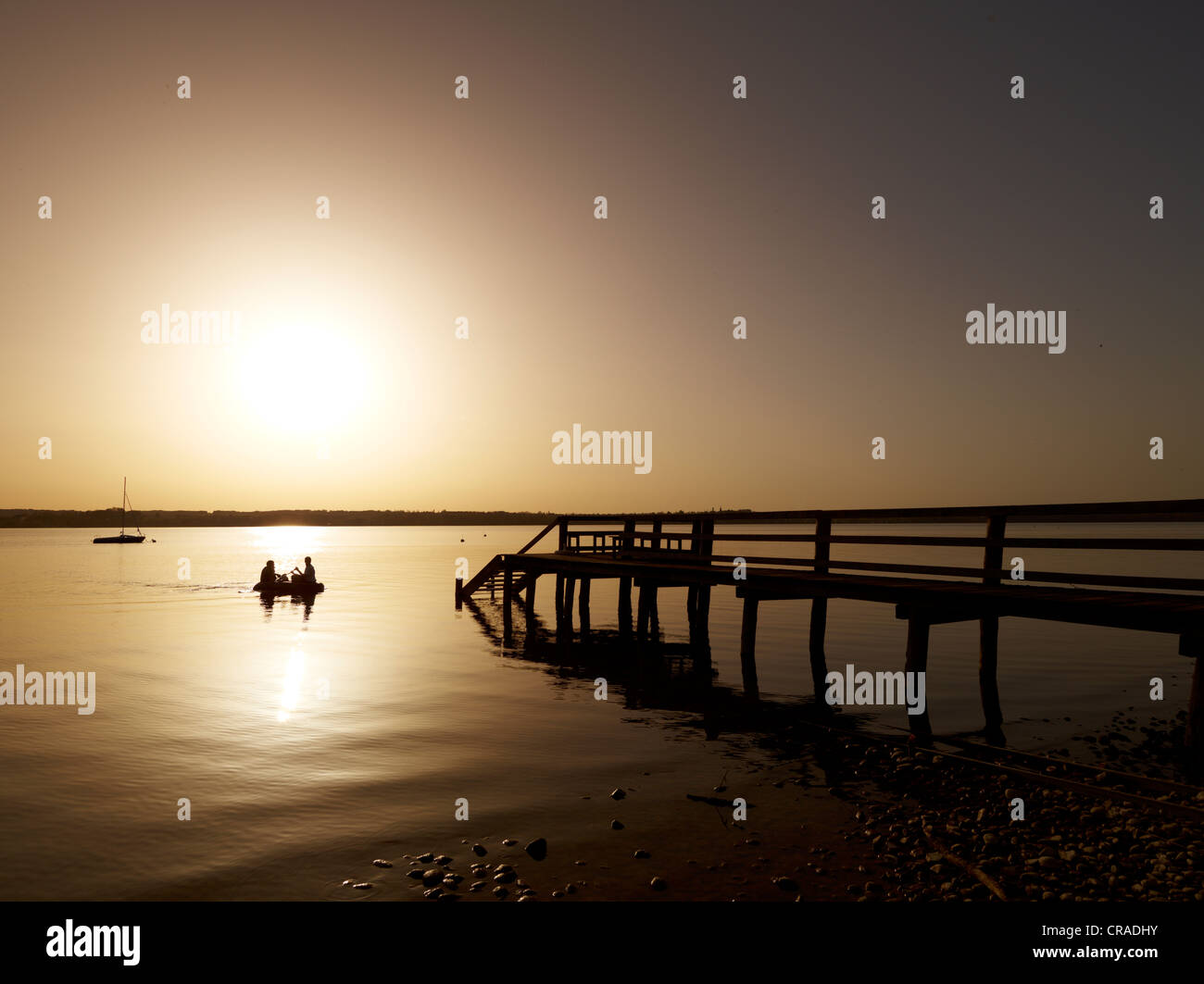 Sonnenuntergang am Ammersee See, Steg, Beiboot, in der Nähe von Breitbrunn, Bayern, Deutschland, Europa Stockfoto