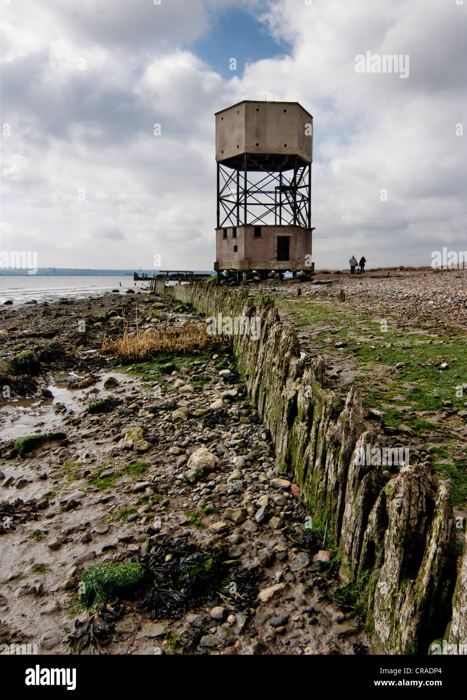 2. Weltkrieg (WWII) Radar Kontrollturm getarnt als ein Wasserturm am Coalhouses Fort, Tilbury, Essex, Großbritannien. Stockfoto