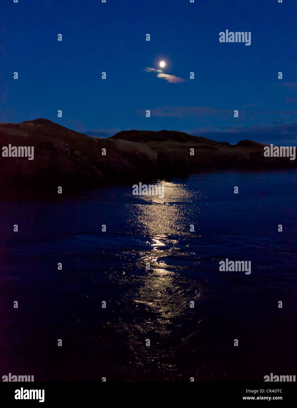 Mondschein, Nachdenken über den Ozean, Videy, Reykjavik Island Stockfoto