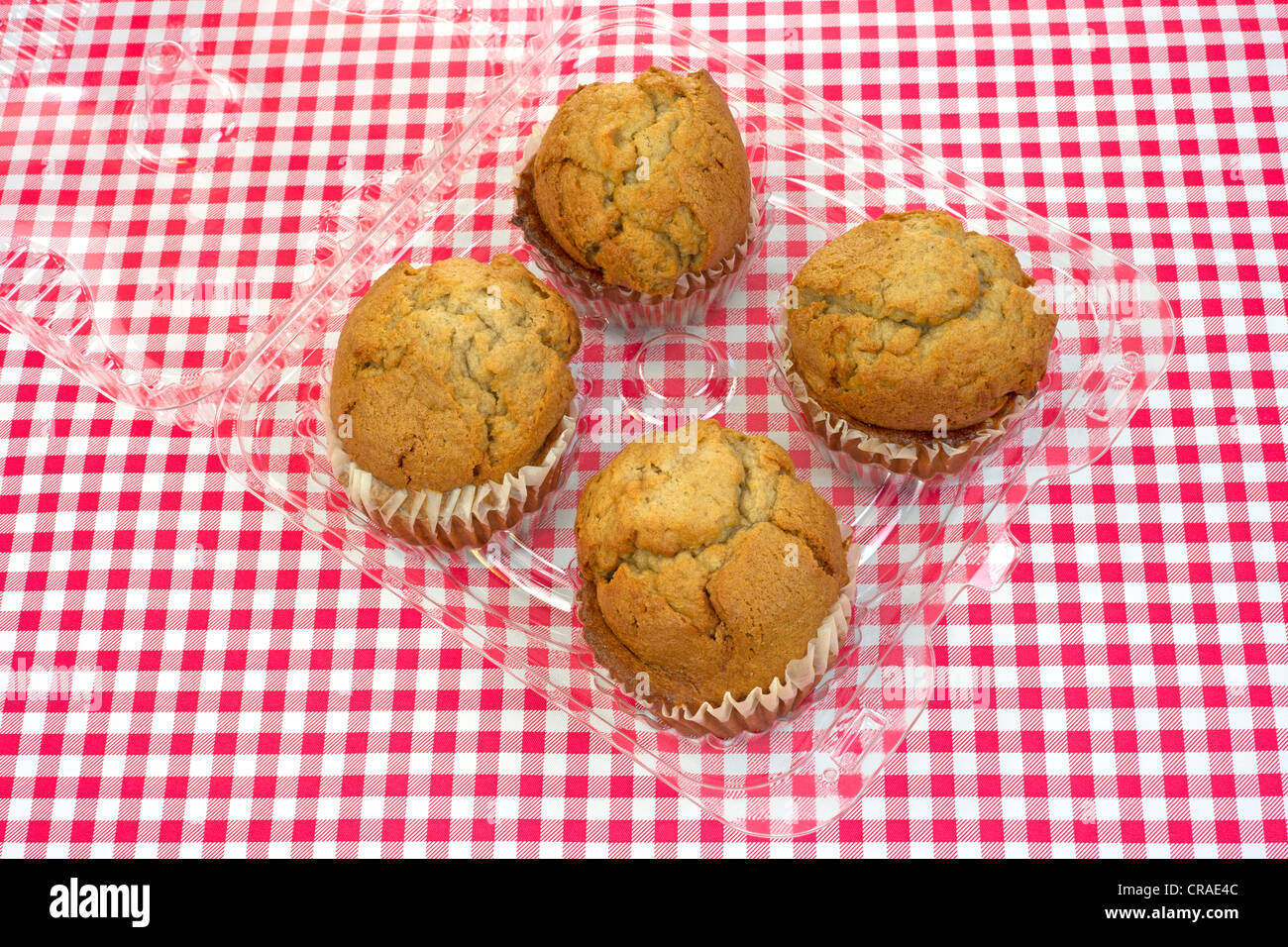 Apfel-Gewürz-Muffins in Verpackung Stockfoto