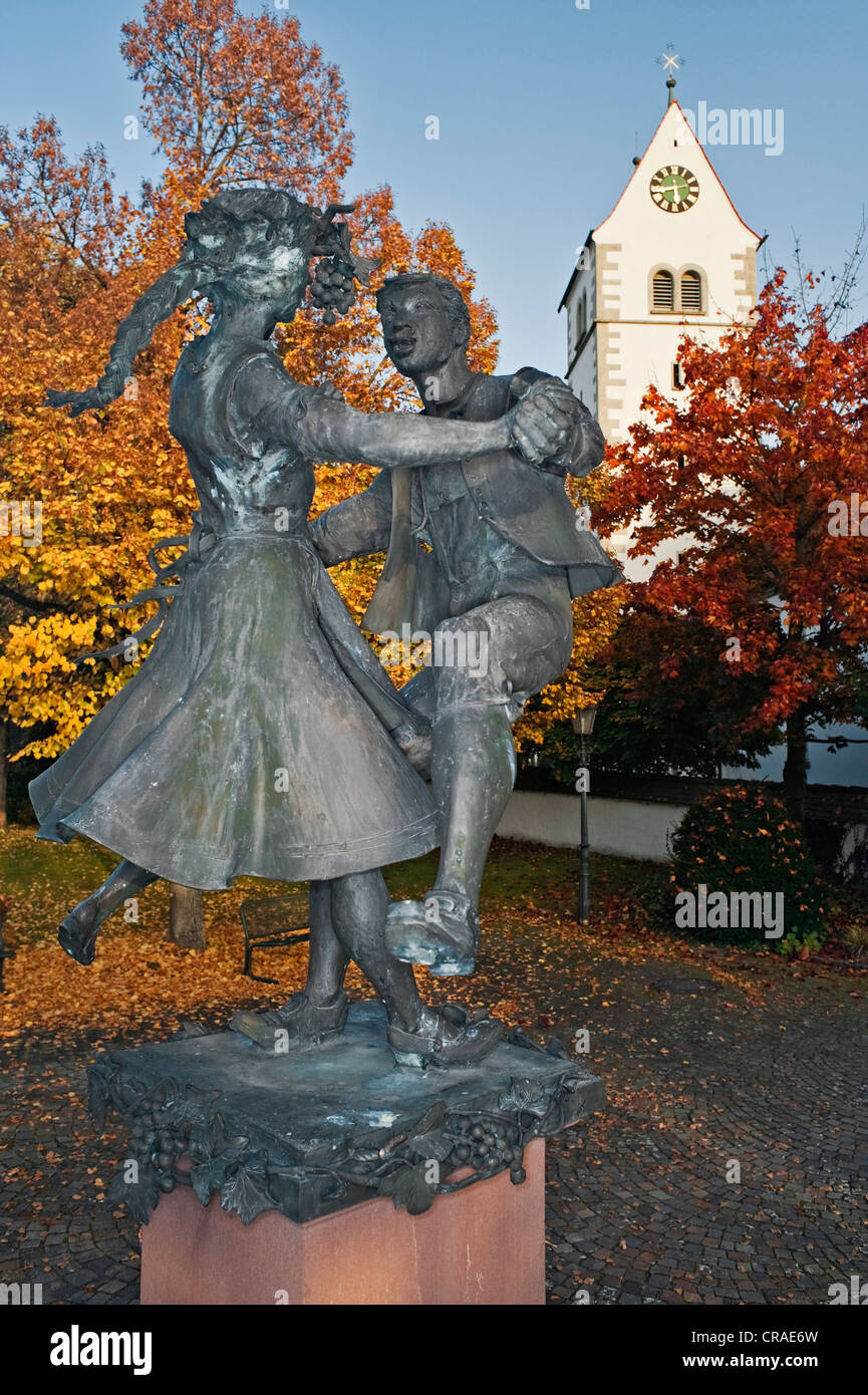 Statue von einem tanzenden Paar auf einem Gut, umgeben von 23 Spalten mit Kopf aus Bronze, vor der katholischen Mariae Stockfoto