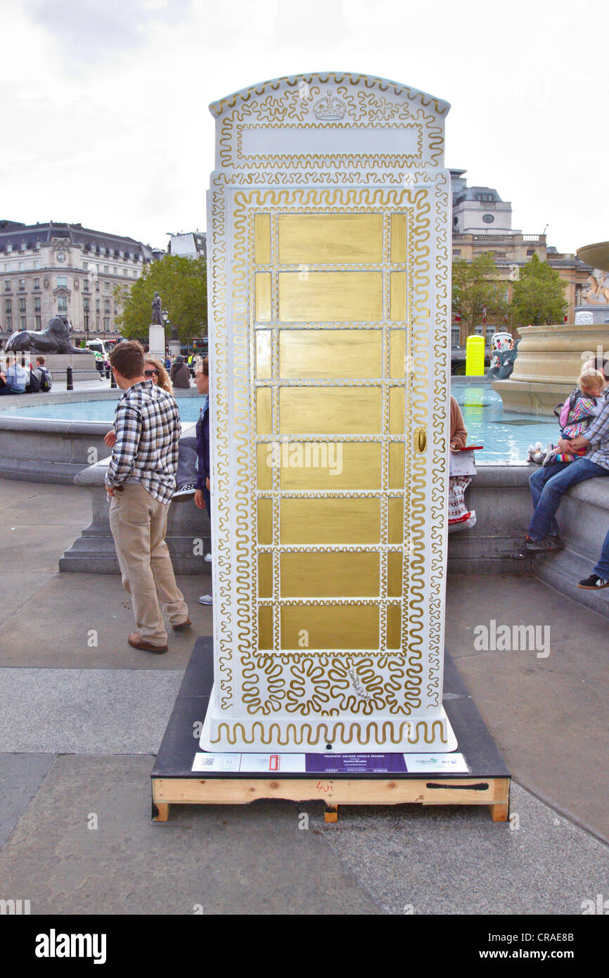 BT-Artbox "Fantastischen goldenen Wiggle Pagode" von Zandra Rhodes in Trafalgar Square in London Stockfoto