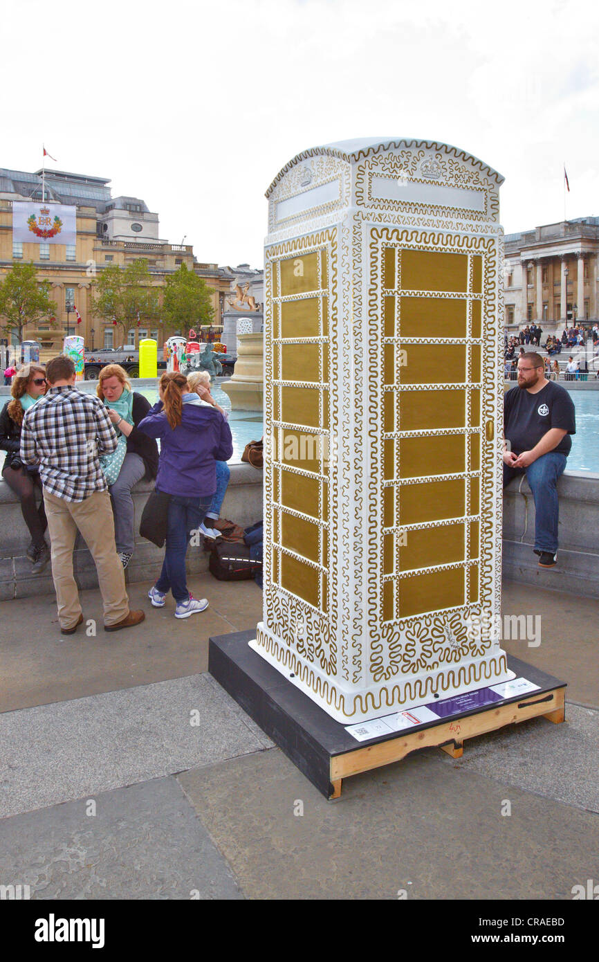 BT-Artbox "Fantastischen goldenen Wiggle Pagode" von Zandra Rhodes in Trafalgar Square in London Stockfoto