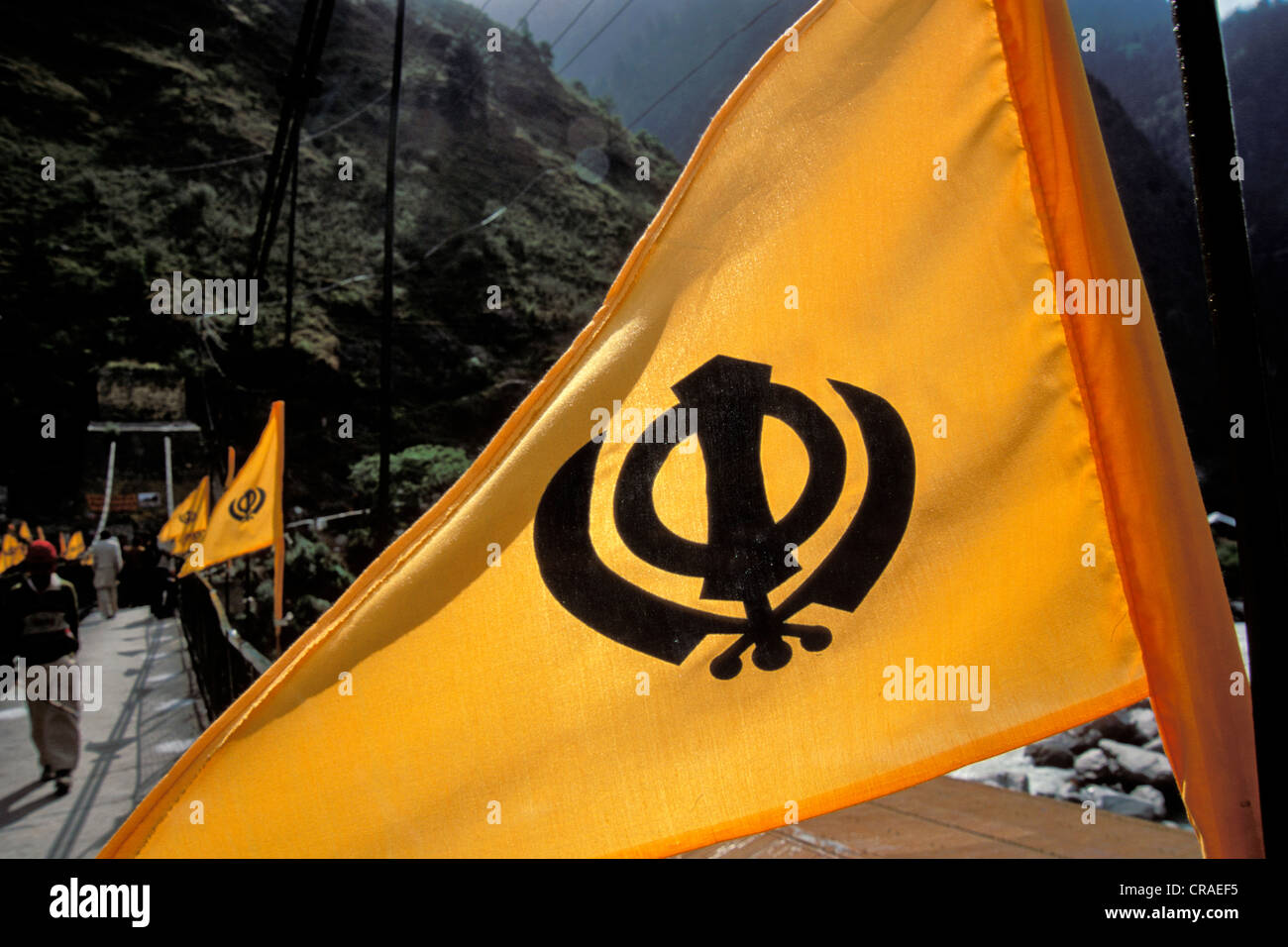 Orange Flagge mit einem Khanda Symbol, religiöse Wahrzeichen für die Sikhs und Sikhism, Govindghat, Chamoli Bezirk, Uttarakhand Stockfoto