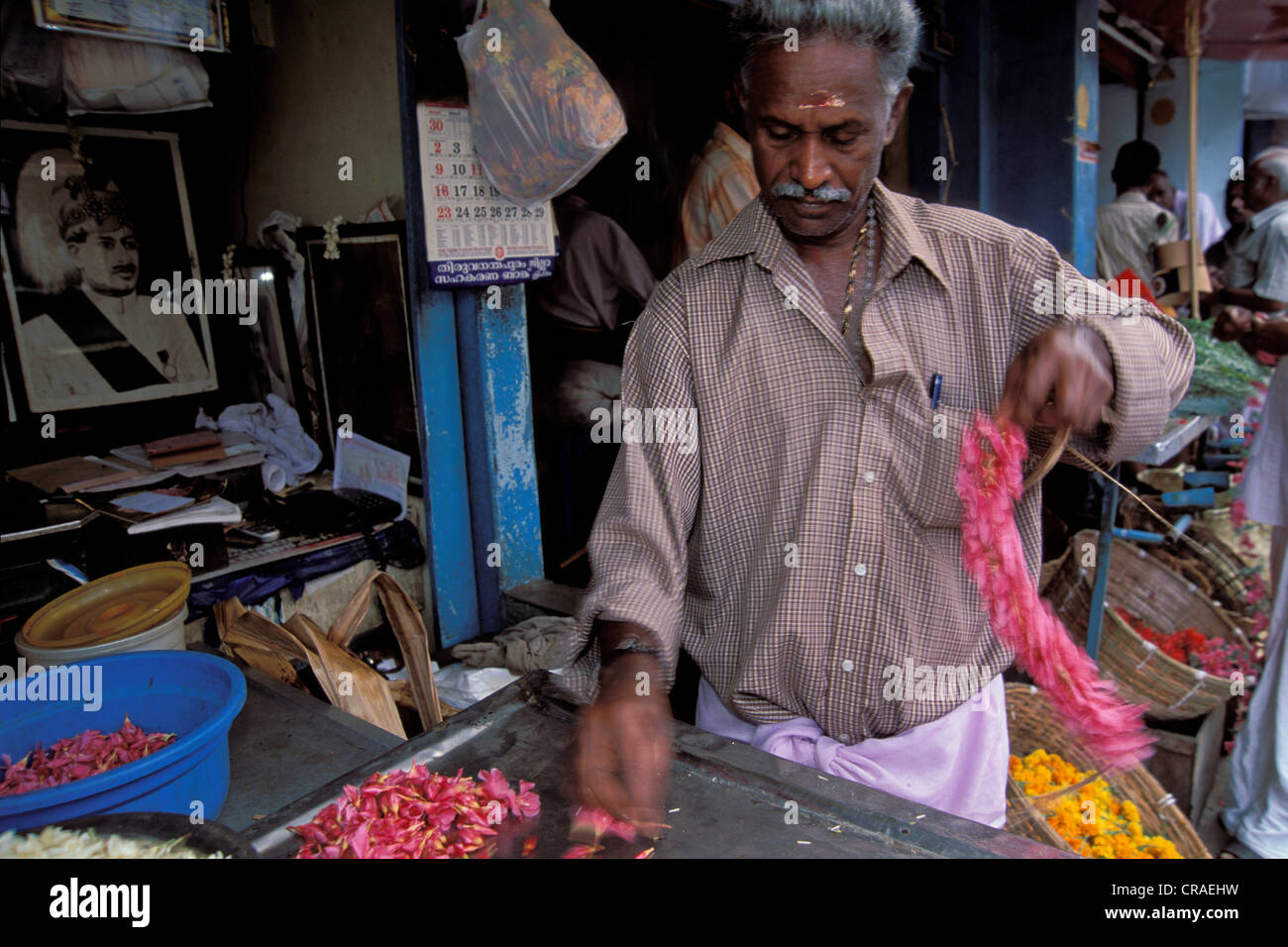 Blumengeschäft, Blumenverkäuferin, Thrissur, Kerala, Südindien, Indien, Asien Stockfoto