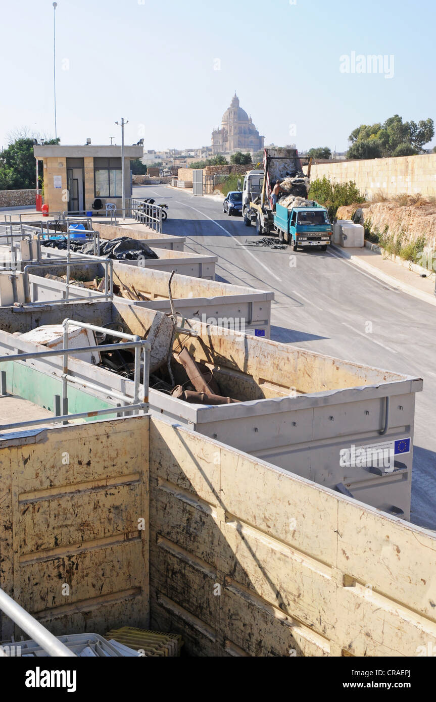 Eine Mülltrennung-Website, wo verschiedene Wertstoffe getrennt und für das recycling entsorgt. Stockfoto