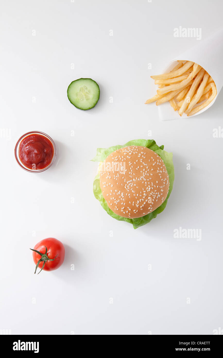 Fastfood, Burger, Pommes frites, Ketchup, Tomate, Scheibe Gurke Stockfoto