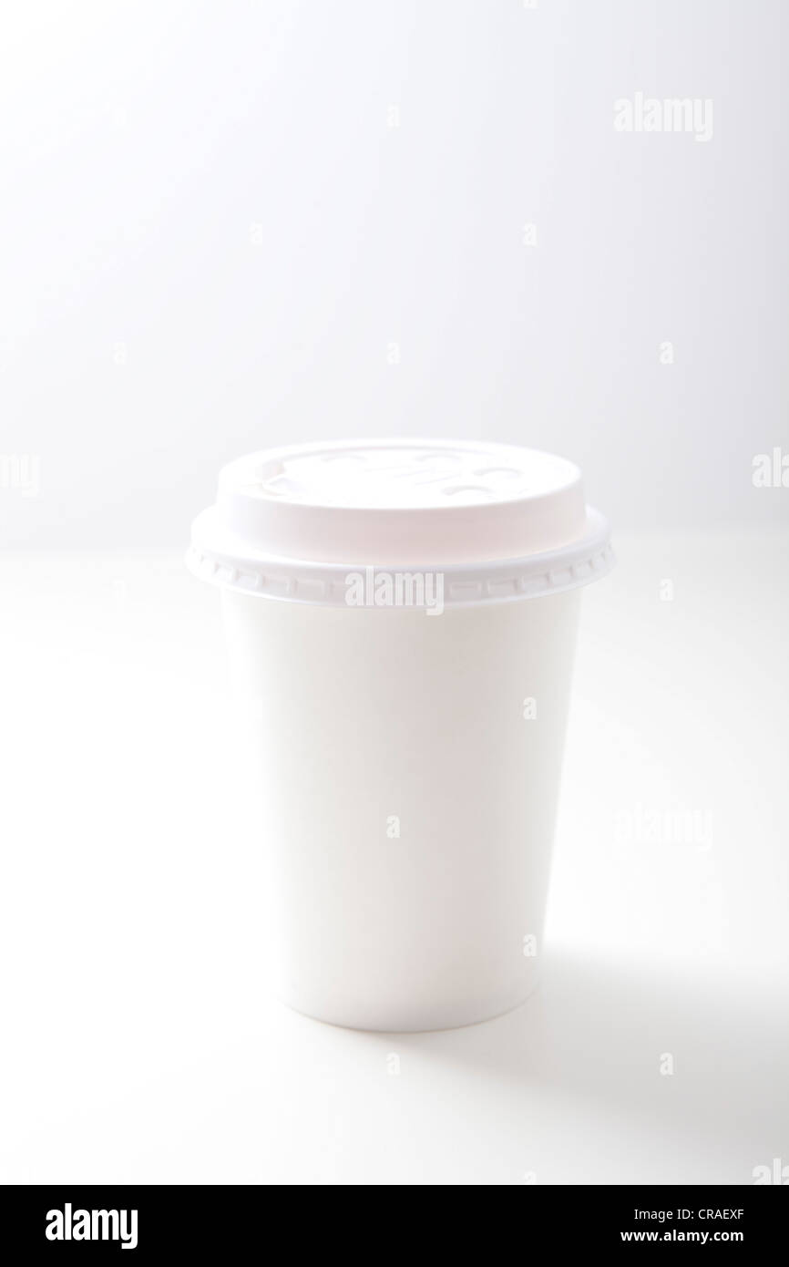 Weiße Kaffeetasse aus Kunststoff zum mitnehmen Stockfoto