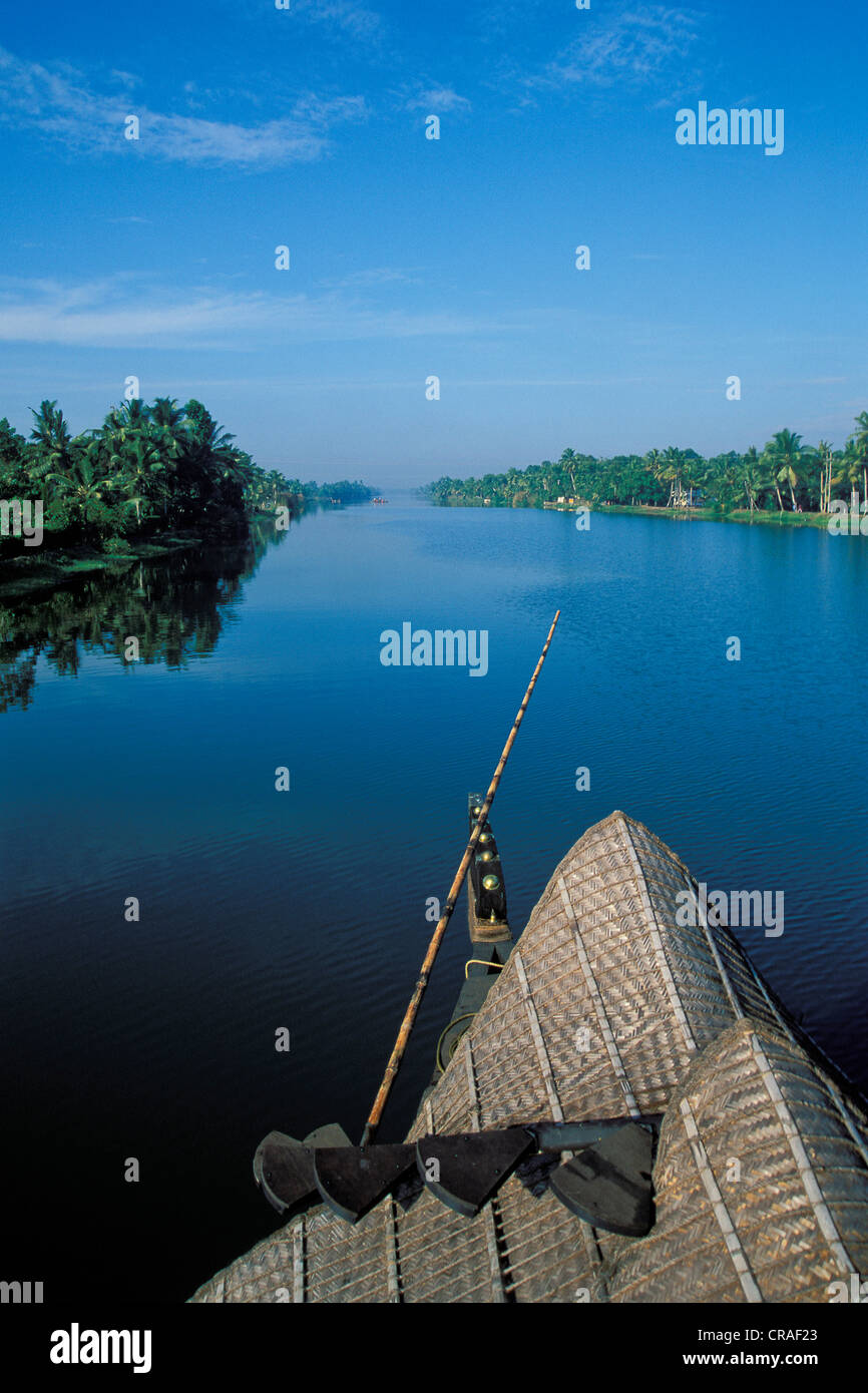 Hausboot an einem breiten Kanal in den Backwaters, Kerala, Indien, Indien, Südasien Stockfoto