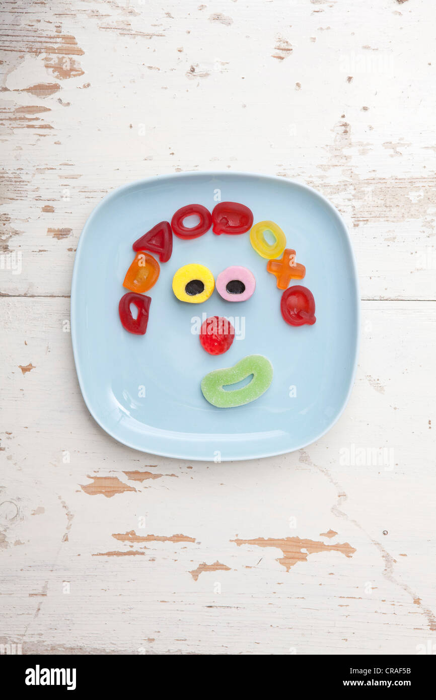 Gesicht aus Gummibärchen, Essen für Kinder Stockfoto