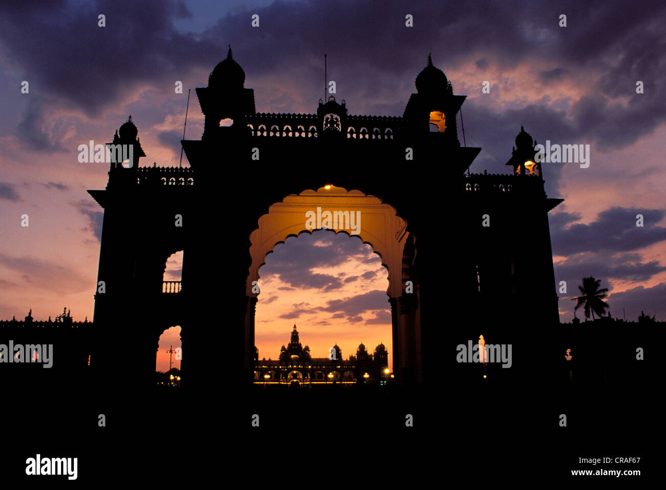 Eingangstor der Amba Vilas Palace in der Abenddämmerung, Mysore oder Mysuru, Karnataka, Südindien, Indien, Asien Stockfoto